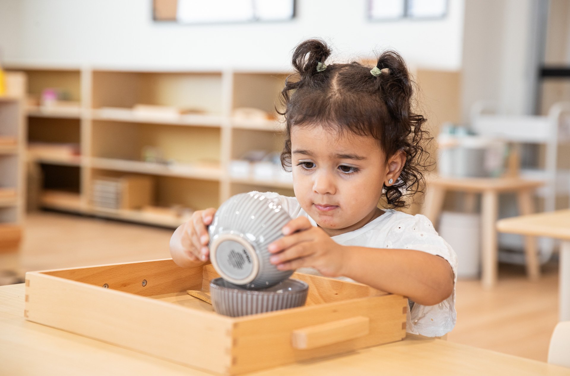  Can identify common objects, body parts, and colours by name